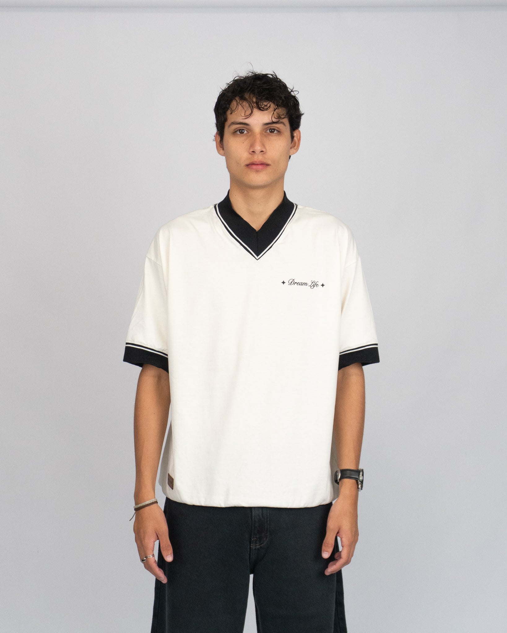 V | Off-white & black