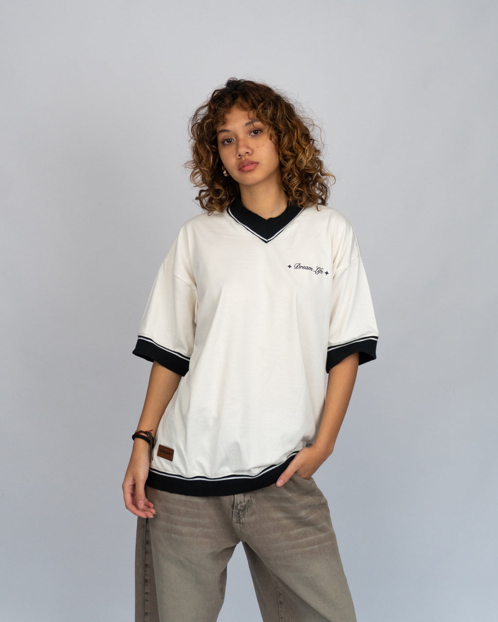 V | Off-white & black